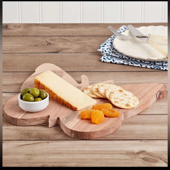 🦋 Dolly Parton | Acacia Wood “Butterfly” Cutting Board 12 in. X 10in. - Picture 6 of 6